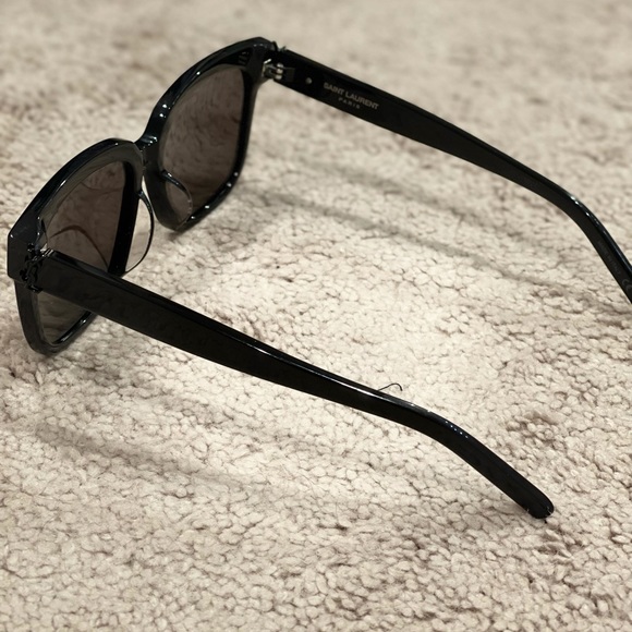 Like new Saint Laurent women’s sunglasses main image 8